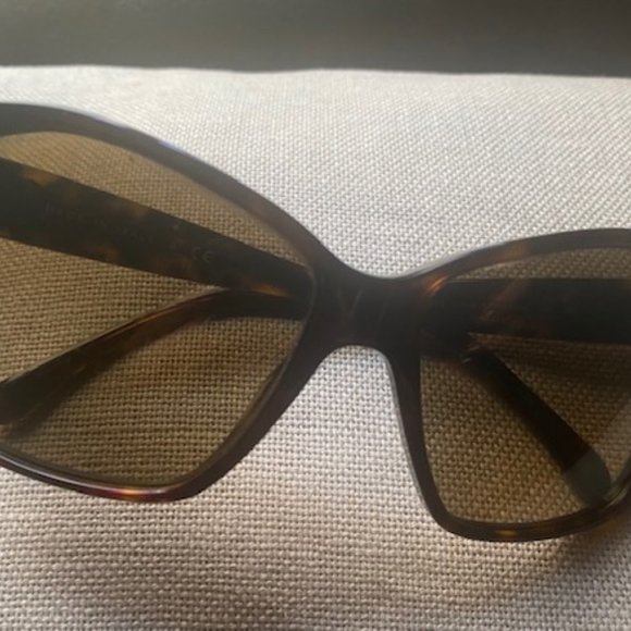 Preowned Women\'s Chanel sunglasses in tortoise color